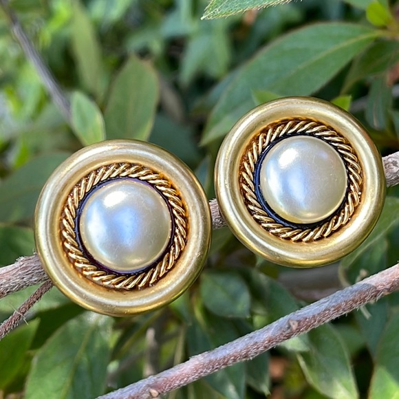 Vintage Patti Horn Large Goldtone Pearl Round Button Clip on Earrings - Picture 1 of 5